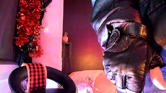 Snapshot of leatherz69 chatting on 11, 2, 2025 leatherz69 online show from 11, 2, 2025