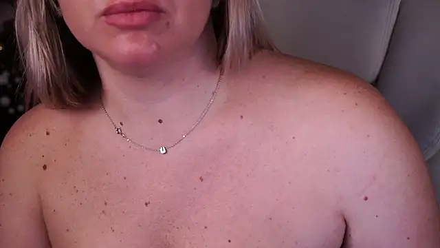 Snapshot of KiraCandyS chatting on 31, 12, 2024 KiraCandyS online show from 31, 12, 2024