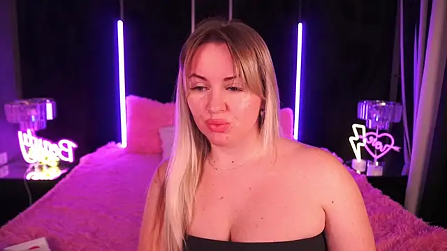 Snapshot of KiraCandyS chatting on 4, 2, 2025 KiraCandyS online show from 4, 2, 2025