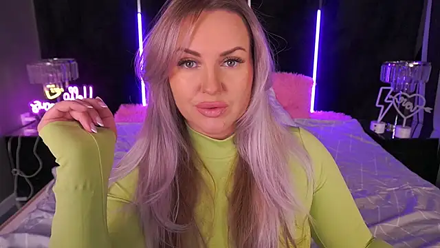 Snapshot of KiraCandyS chatting on 5, 10, 2025 KiraCandyS online show from 5, 10, 2025