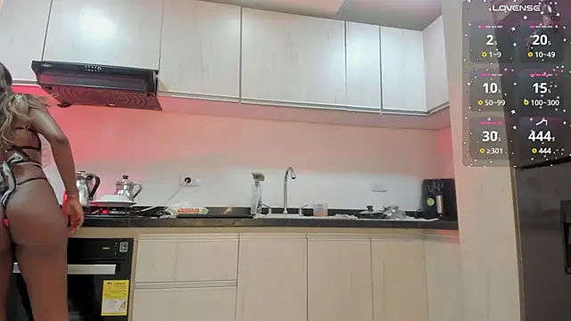 Snapshot of KyaraMiller chatting on 29, 12, 2024 KyaraMiller online show from 29, 12, 2024