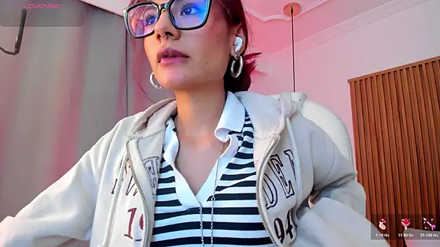 Snapshot of sophiecherry_ chatting on 21, 11, 2025 sophiecherry online show from 21, 11, 2025