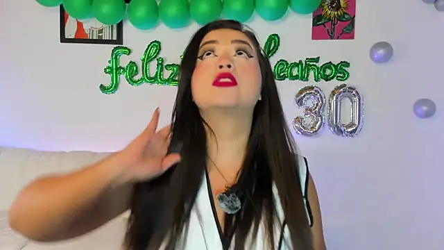 Snapshot of LiahDiaz chatting on 24, 11, 2025 LiahDiaz online show from 24, 11, 2025