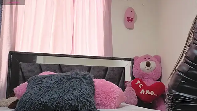 Hotsamantamature online show from 5, 11, 2025