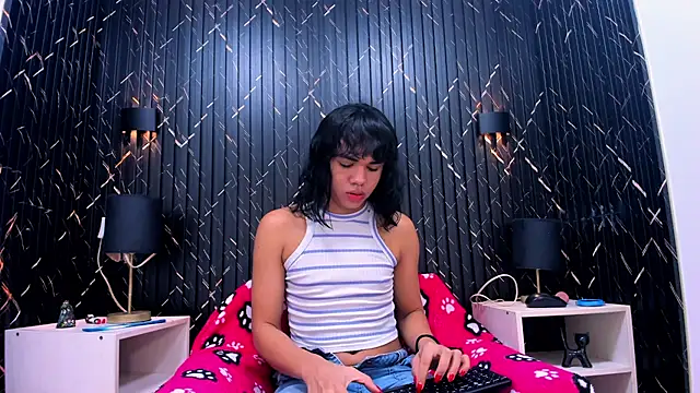 AndreaGil  online show from 10, 10, 2025