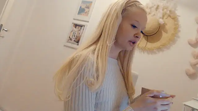 Snapshot of Blondecandie chatting on 27, 1, 2025 Blondecandie online show from 27, 1, 2025