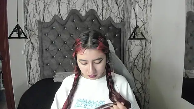 larissa01  online show from 1, 3, 2025