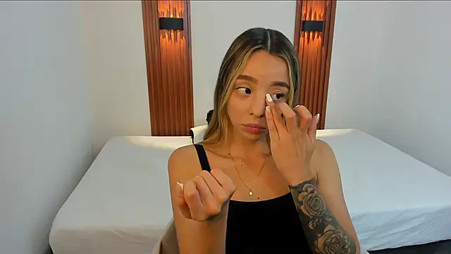 Snapshot of AliceRoss0 chatting on 4, 12, 2025 AliceRoss0 online show from 4, 12, 2025