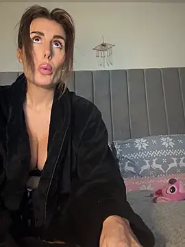 Snapshot of UKSYDNEYFOX chatting on 5, 3, 2025 UKSYDNEYFOX online show from 5, 3, 2025