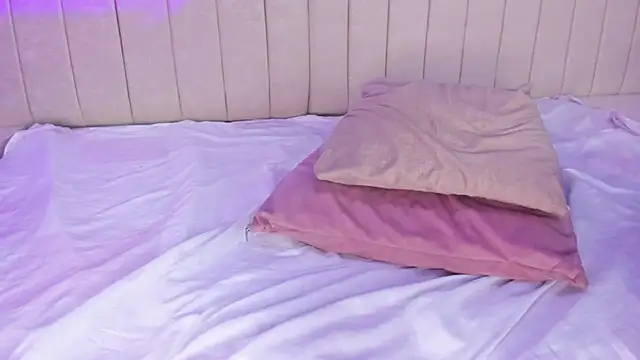 Littleolivia  online show from 24, 1, 2025