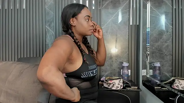 Snapshot of SaraiEvans chatting on 4, 10, 2025 SaraiEvans online show from 4, 10, 2025