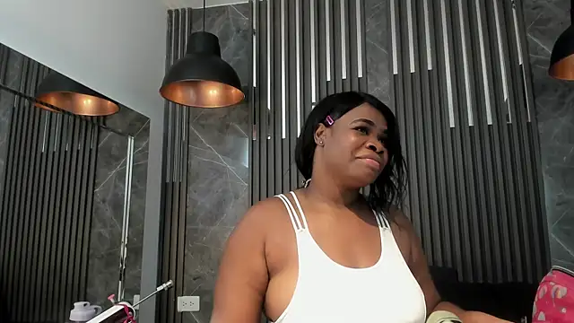 Snapshot of SaraiEvans chatting on 14, 11, 2025 SaraiEvans online show from 14, 11, 2025