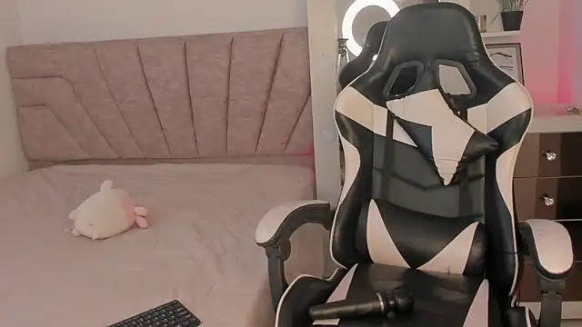 SavannahWildee online show from 15, 10, 2025