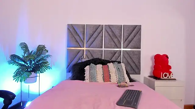 Laura Dicardy online show from 22, 9, 2025