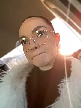 Snapshot of AnaWest chatting on 6, 2, 2025 AnaWest online show from 6, 2, 2025