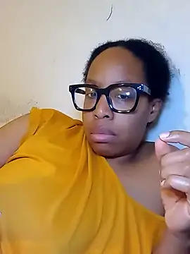 Snapshot of madamsensuale chatting on 4, 2, 2025 madamsensuale online show from 4, 2, 2025