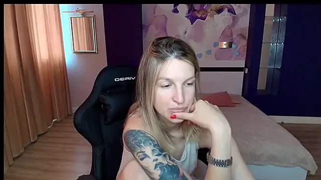 Snapshot of EmilyWalkeri chatting on 2, 7, 2026 EmilyWalkeri online show from 2, 7, 2026