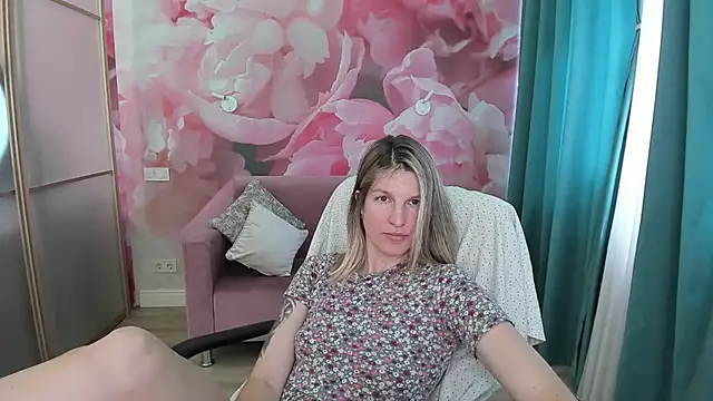 Snapshot of EmilyWalkeri chatting on 3, 7, 2026 EmilyWalkeri online show from 3, 7, 2026
