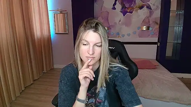 Snapshot of EmilyWalkeri chatting on 12, 7, 2026 EmilyWalkeri online show from 12, 7, 2026