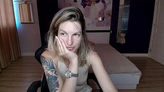 Snapshot of EmilyWalkeri chatting on 3, 8, 2026 EmilyWalkeri online show from 3, 8, 2026
