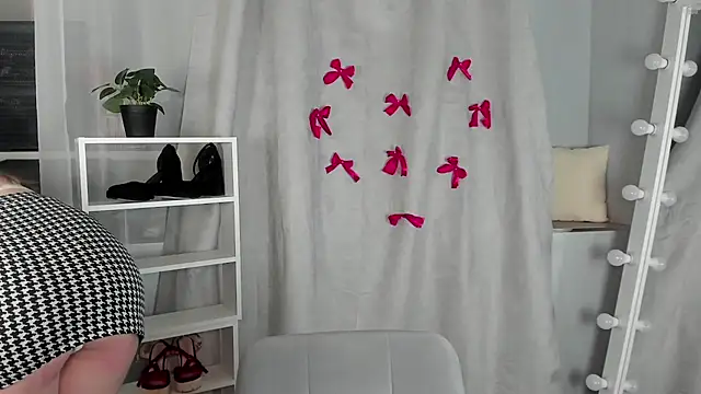 Rebecca Kelly online show from 3, 2, 2025