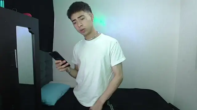 Snapshot of sexybat_twink chatting on 26, 1, 2025 sexybat twink online show from 26, 1, 2025