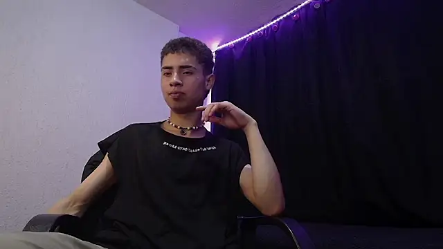 Snapshot of sexybat_twink chatting on 14, 3, 2025 sexybat twink online show from 14, 3, 2025