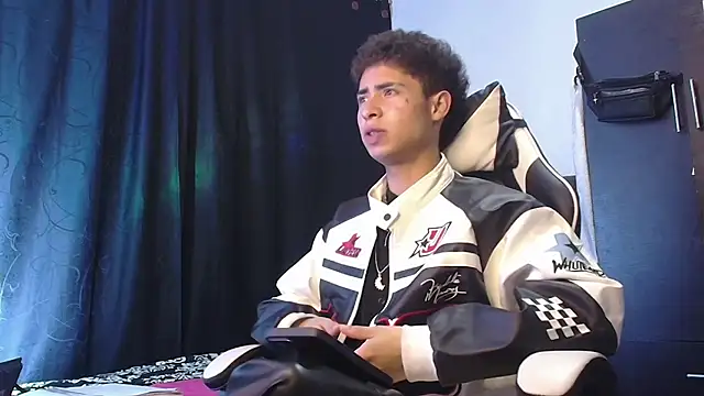 Snapshot of sexybat_twink chatting on 4, 12, 2025 sexybat twink online show from 4, 12, 2025