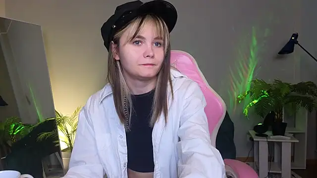 Snapshot of CiriRianonn chatting on 28, 9, 2025 CiriRianonn online show from 28, 9, 2025