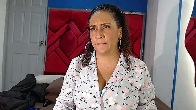 EvaMills1 online show from 25, 2, 2025