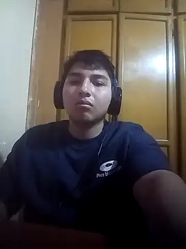 Snapshot of LoganFinds chatting on 21, 12, 2025 LoganFinds online show from 21, 12, 2025