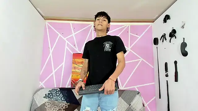 Fresahot2005 online show from 26, 1, 2025