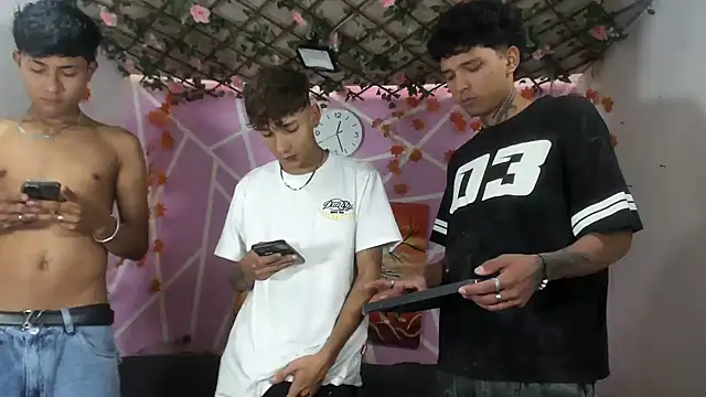 Fresahot2005 online show from 3, 11, 2025