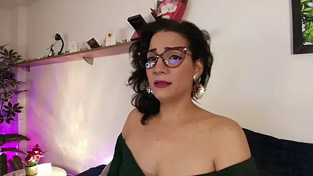 Snapshot of Elliee_ chatting on 3, 6, 2026 Elliee online show from 3, 6, 2026