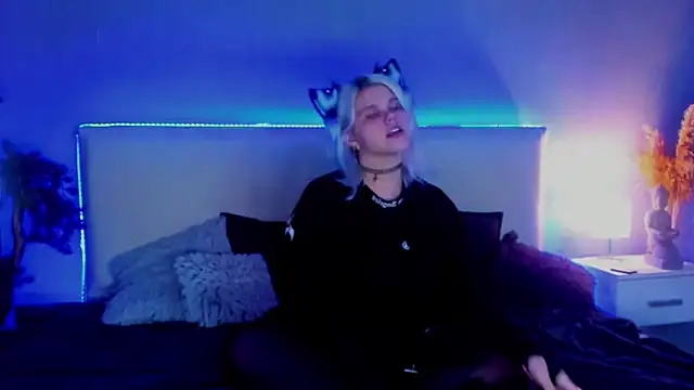 JoannLowe online show from 22, 3, 2025