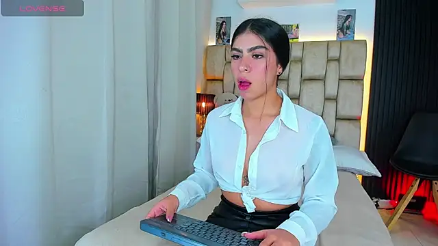 little sophie18 online show from 25, 2, 2026