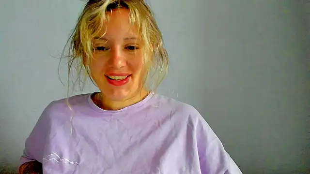 Snapshot of foxy_blond chatting on 14, 5, 2026 foxy blond online show from 14, 5, 2026