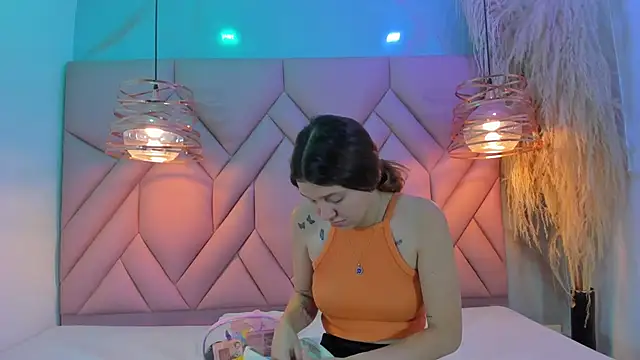 AngelaaCute  online show from 13, 1, 2025