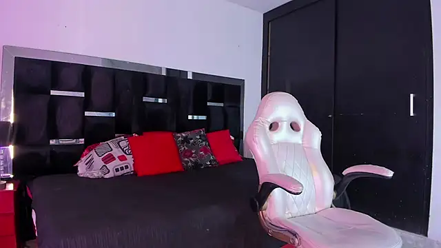 Tasha Sant online show from 8, 11, 2025