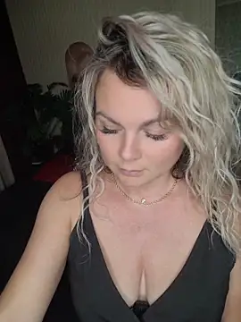 Snapshot of candy_queeen chatting on 18, 6, 2026 candy queeen online show from 18, 6, 2026