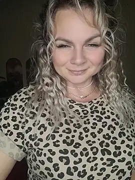 Snapshot of candy_queeen chatting on 2, 7, 2026 candy queeen online show from 2, 7, 2026