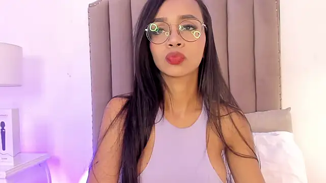 SamanthaFerrer   online show from 4, 2, 2025