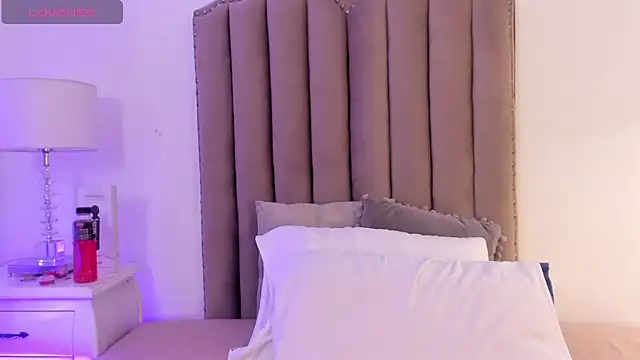 SamanthaFerrer   online show from 6, 2, 2025