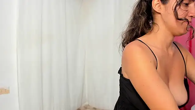 Snapshot of misshiccups chatting on 23, 1, 2025 misshiccups online show from 23, 1, 2025