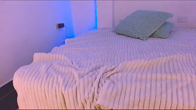 Emily Williams12 online show from 27, 3, 2026