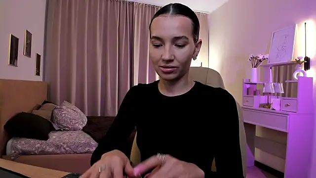 Bellla Haddid online show from 14, 11, 2025