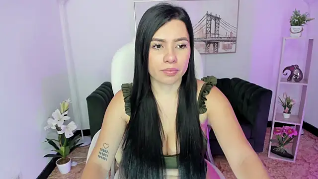 Snapshot of naomii_campbell_ chatting on 10, 12, 2024 naomii campbell online show from 10, 12, 2024