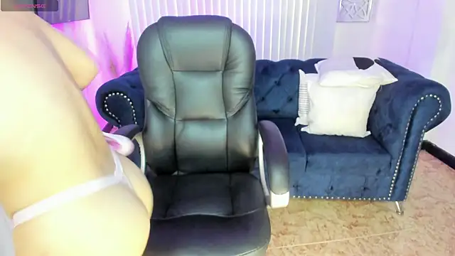 Snapshot of naomii_campbell_ chatting on 13, 12, 2024 naomii campbell online show from 13, 12, 2024