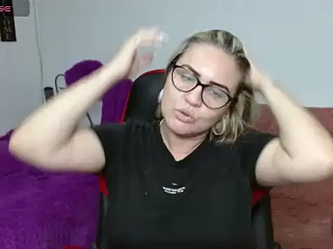 Snapshot of helenca43 chatting on 1, 2, 2025 helenca43 online show from 1, 2, 2025