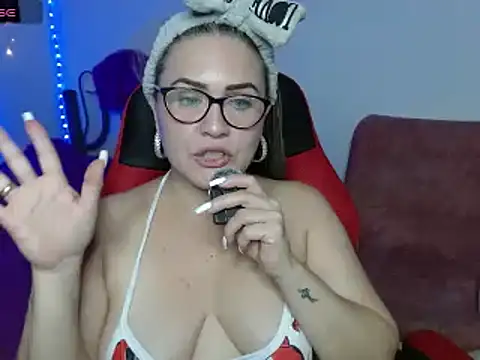 Snapshot of helenca43 chatting on 2, 2, 2025 helenca43 online show from 2, 2, 2025